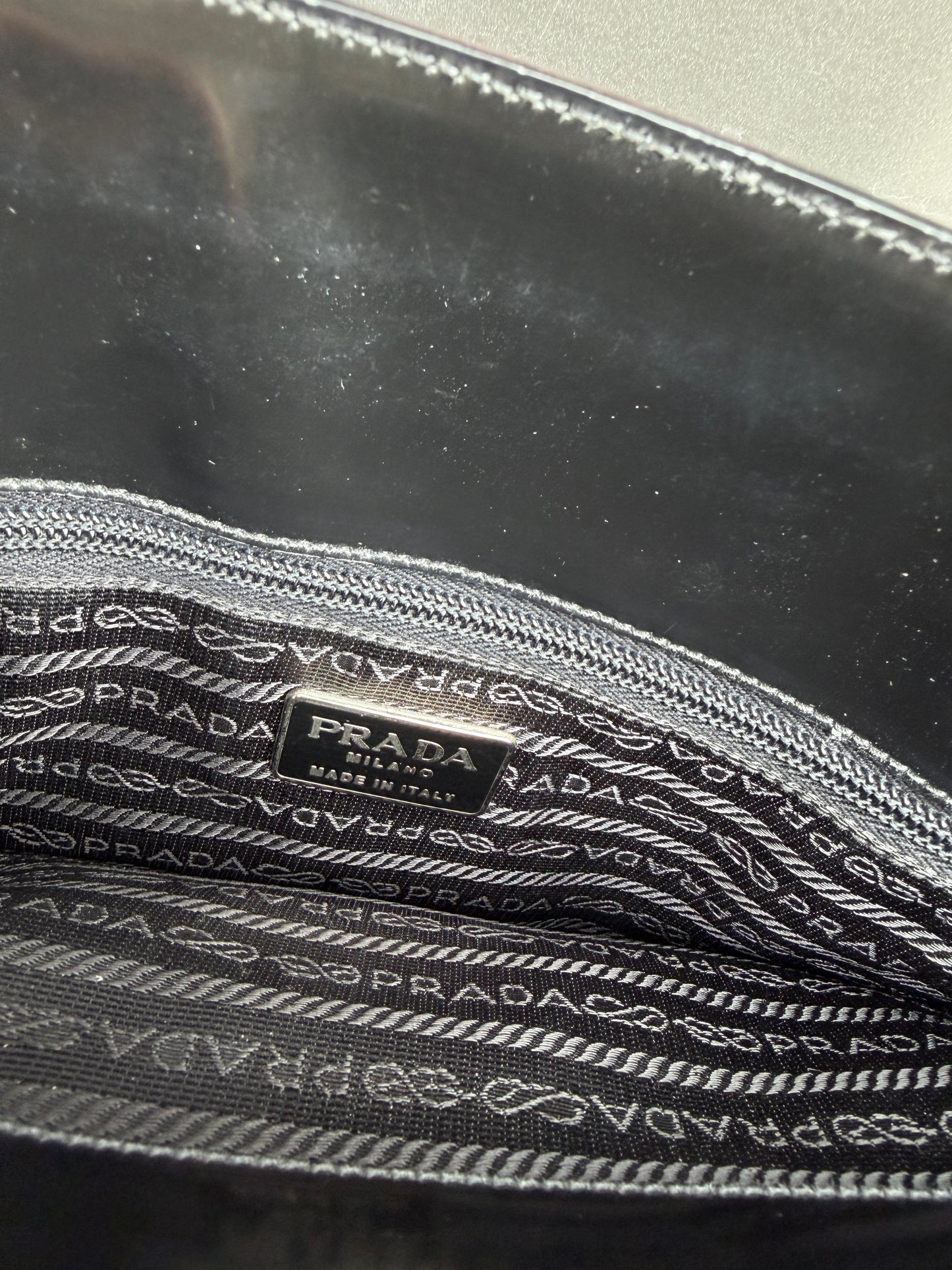 Prada Re-Edition 1995 nera - lesleyluxuryvintage