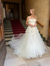Carica l&#39;immagine nel visualizzatore di Gallery, Elie Saab abito da sposa scollato tulle
