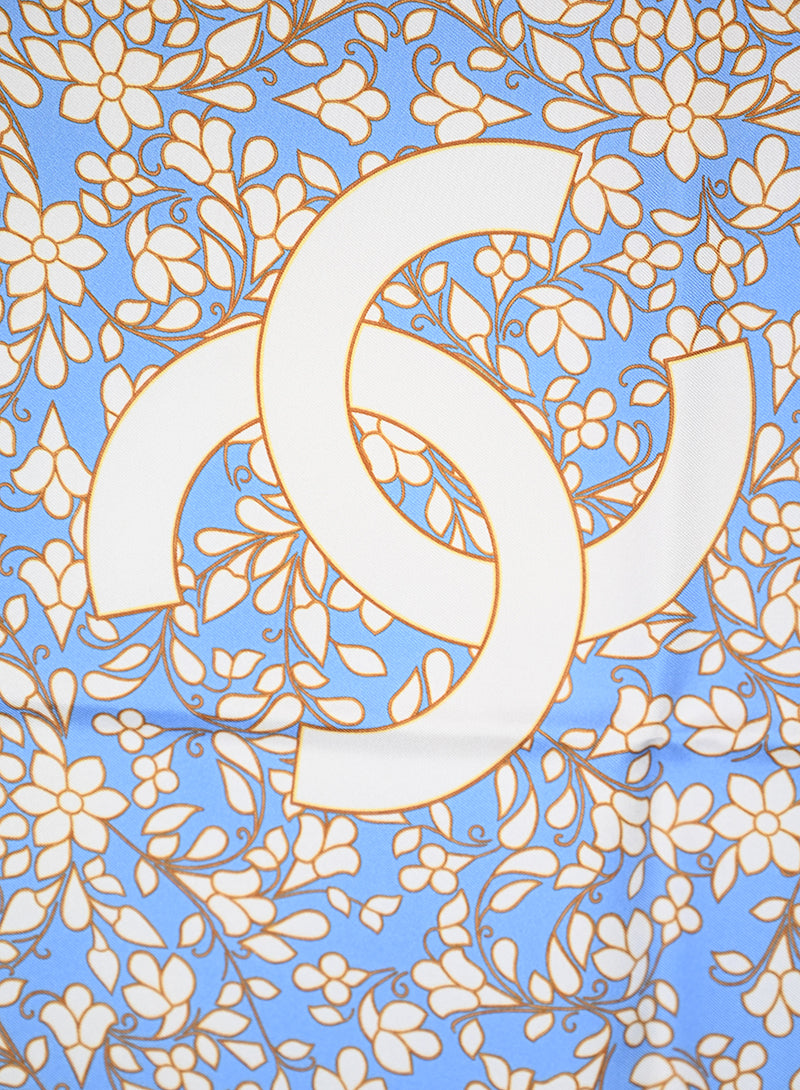 Chanel Foulard celeste con fiori - lesleyluxuryvintage