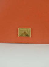 Carica l&#39;immagine nel visualizzatore di Gallery, Bottega Veneta Borsa Envelope Mount in pelle arancio
