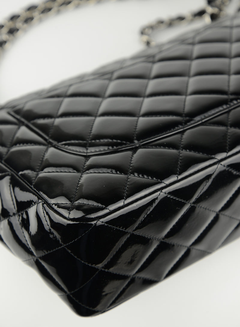Chanel Jumbo bag in black vernis
