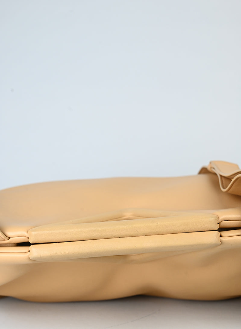 Bottega Veneta Maxi pouch in pelle beige