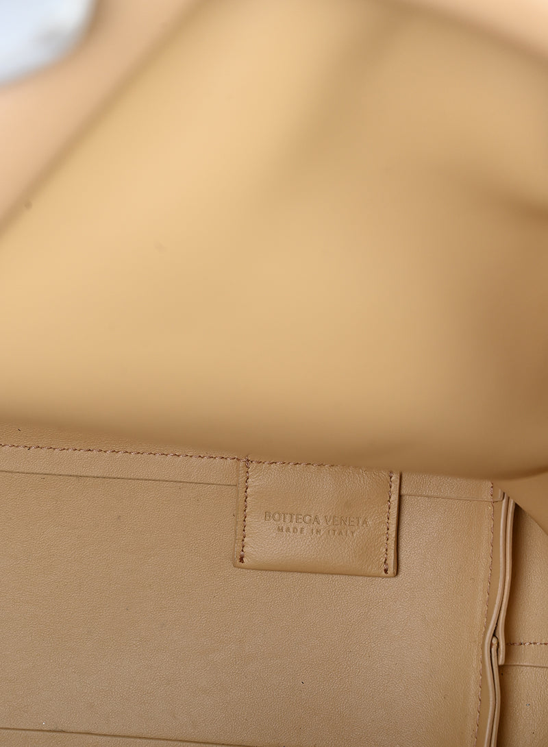 Bottega Veneta Maxi pouch in pelle beige