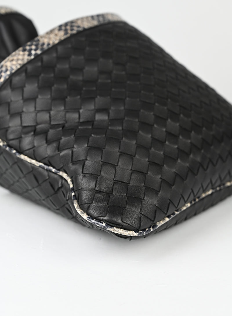 Bottega Veneta Borsa a sacchetto in pelle intrecciata nera