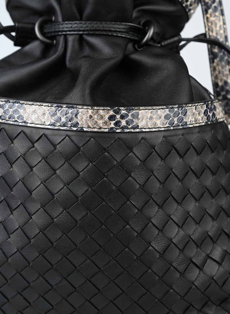 Bottega Veneta Borsa a sacchetto in pelle intrecciata nera