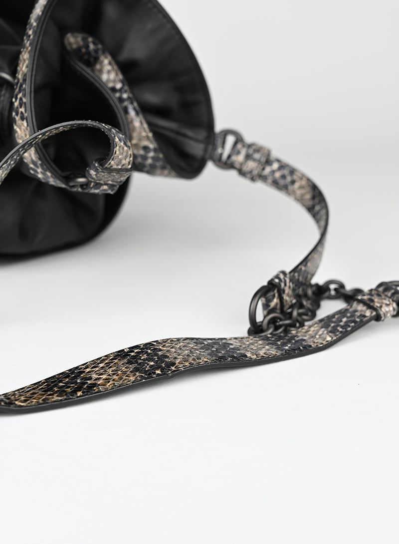 Bottega Veneta Borsa a sacchetto in pelle intrecciata nera