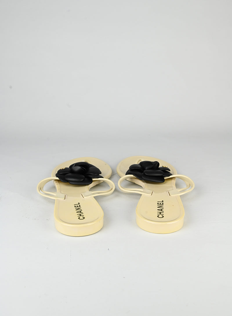 Chanel Sandali avorio con camelia nera - N. 41