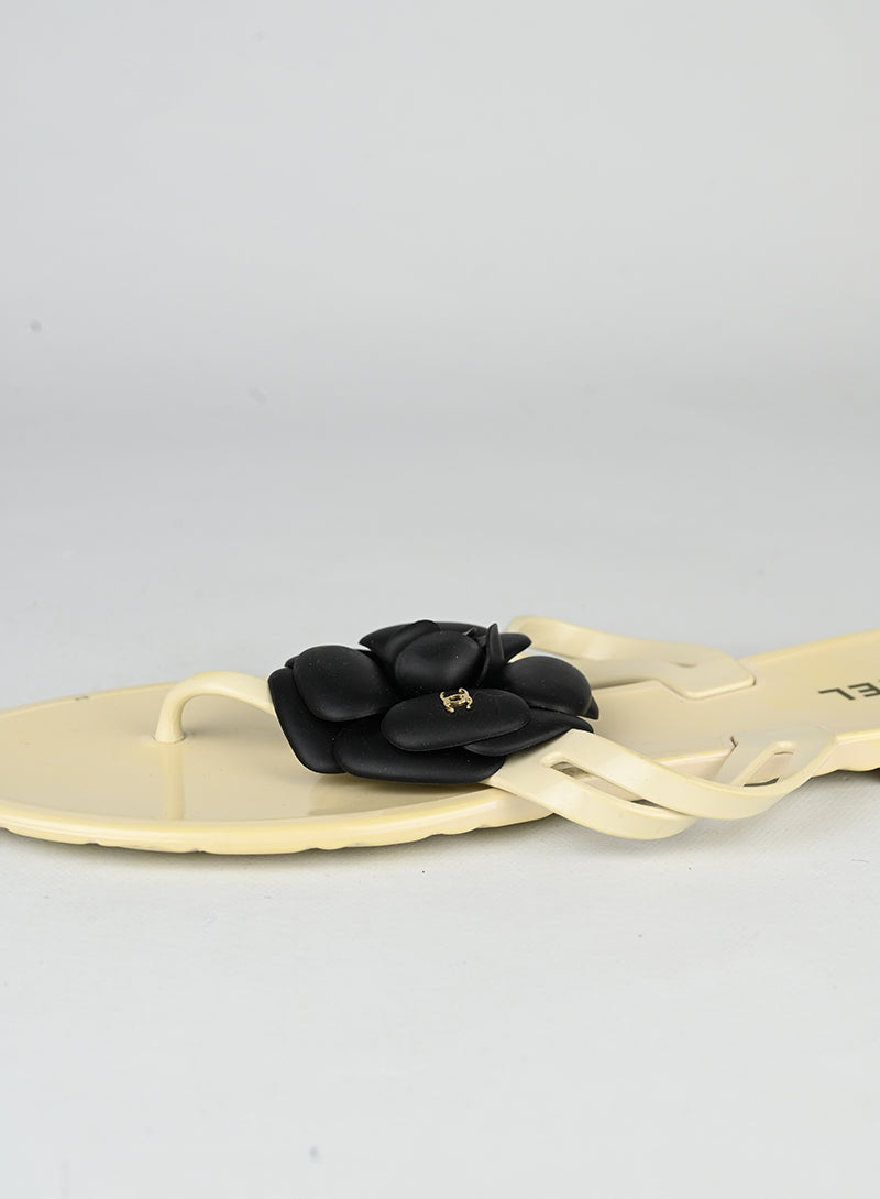 Chanel Sandali avorio con camelia nera - N. 41