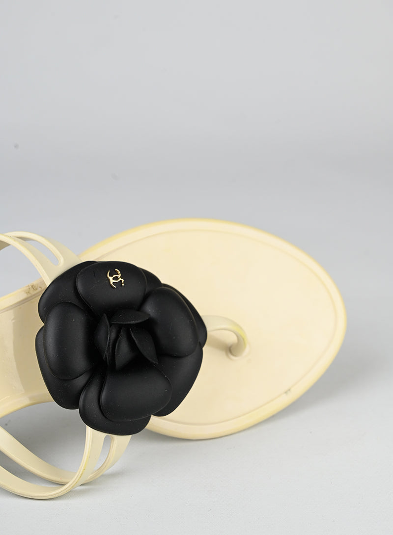 Chanel Sandali avorio con camelia nera - N. 41