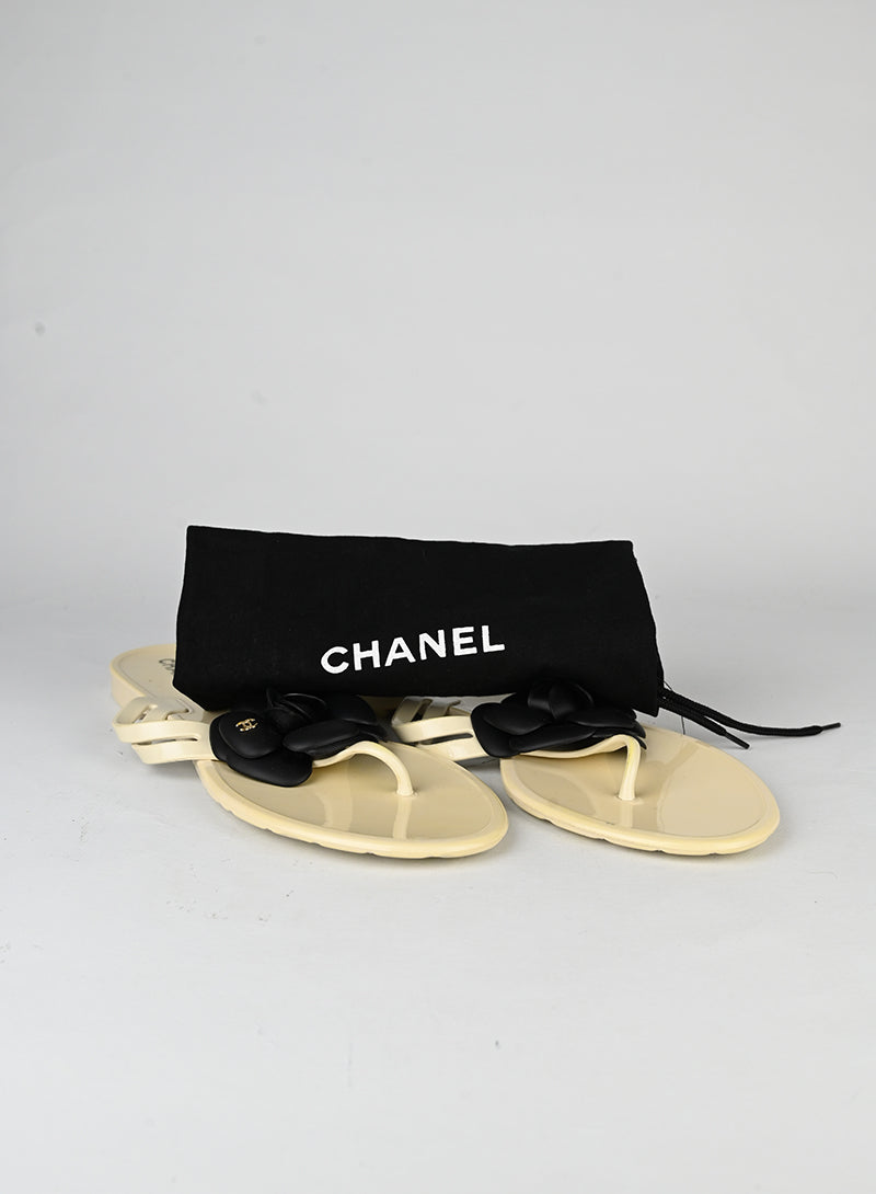 Chanel Sandali avorio con camelia nera - N. 41
