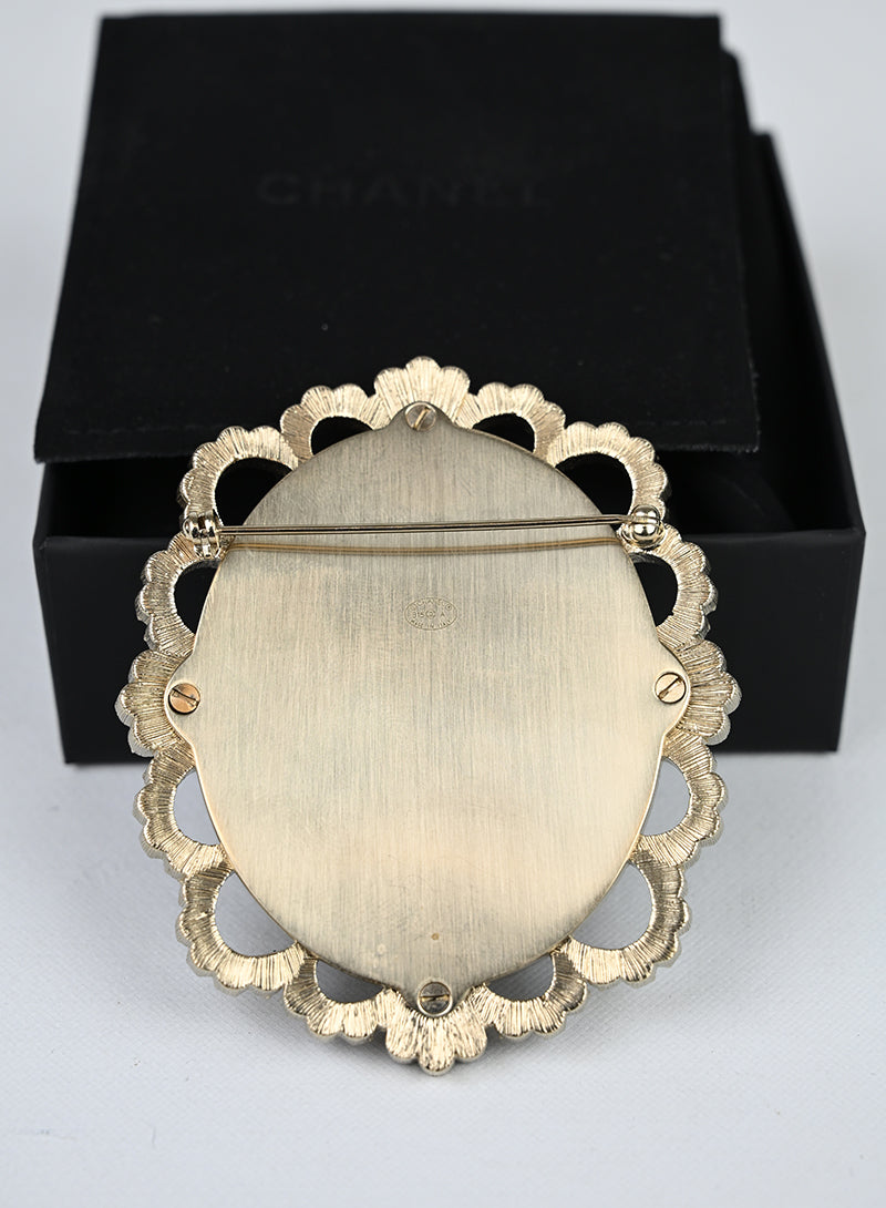 Chanel Spilla medaglione