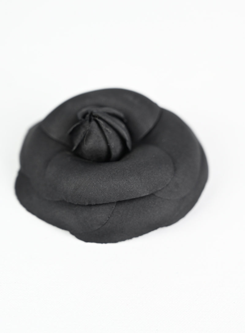 Chanel Spilla Camelia nera