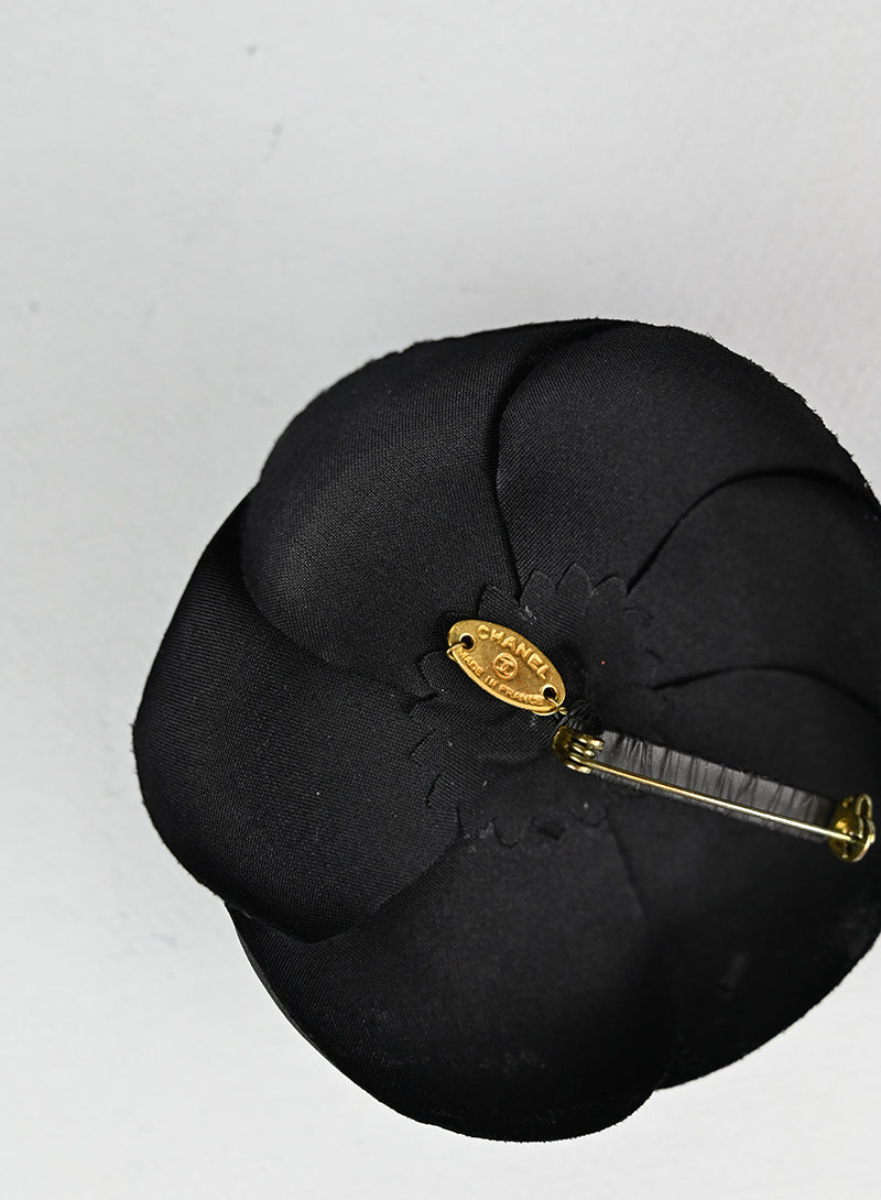 Chanel Spilla Camelia nera
