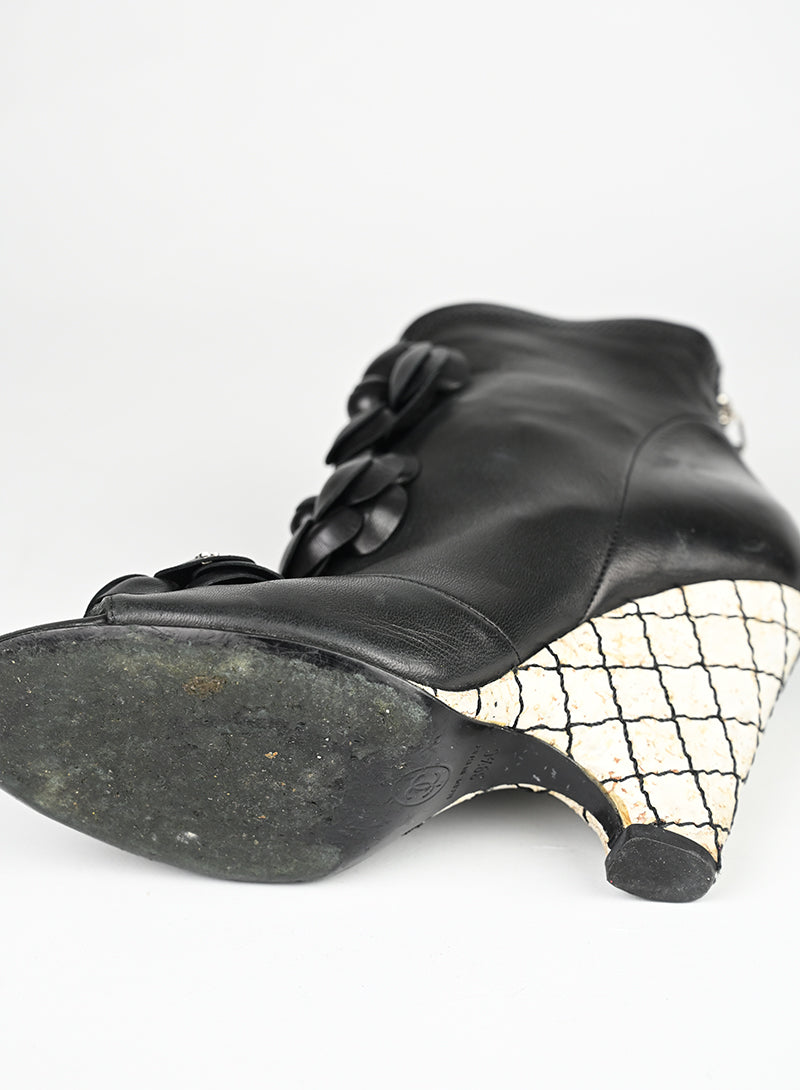 Chanel Tronchetto in pelle nera con camelie - N. 39 ½