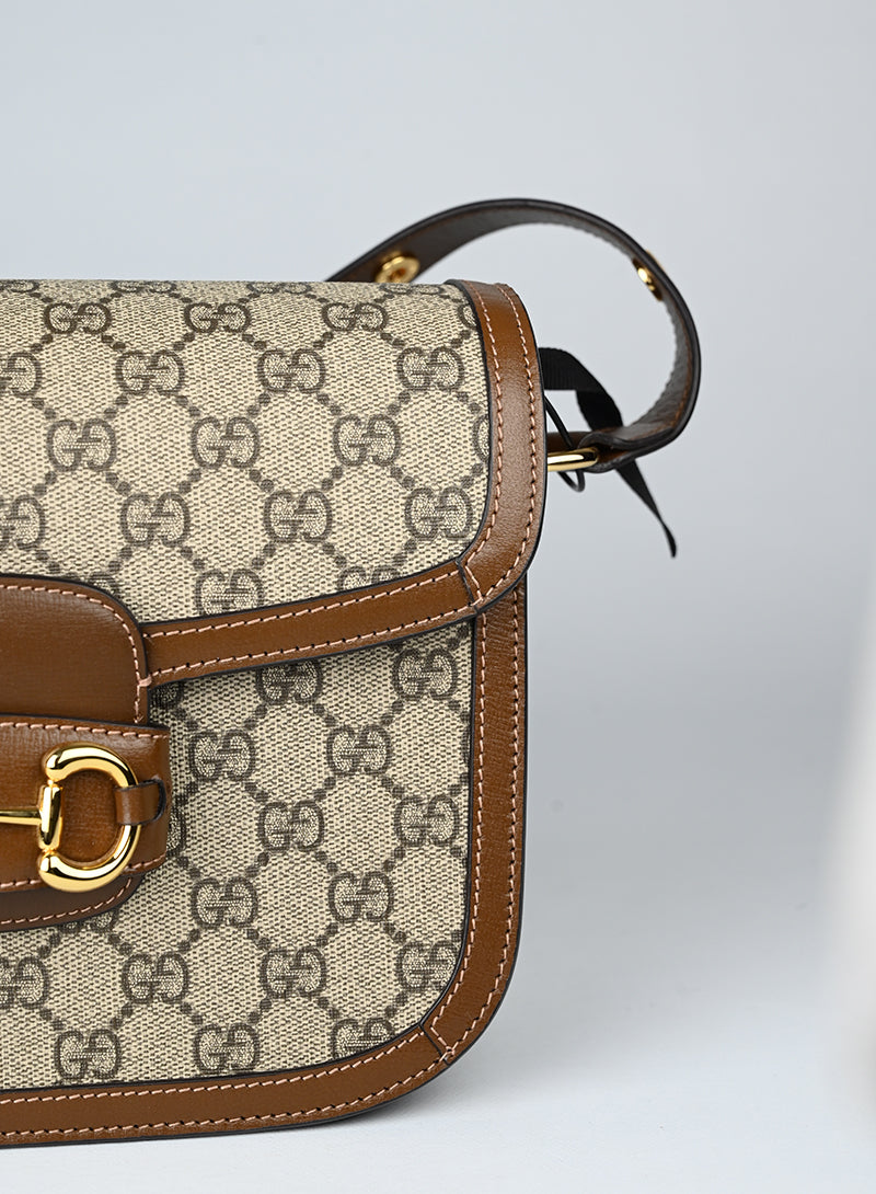 Gucci Borsa Horsebit in Monogram beige