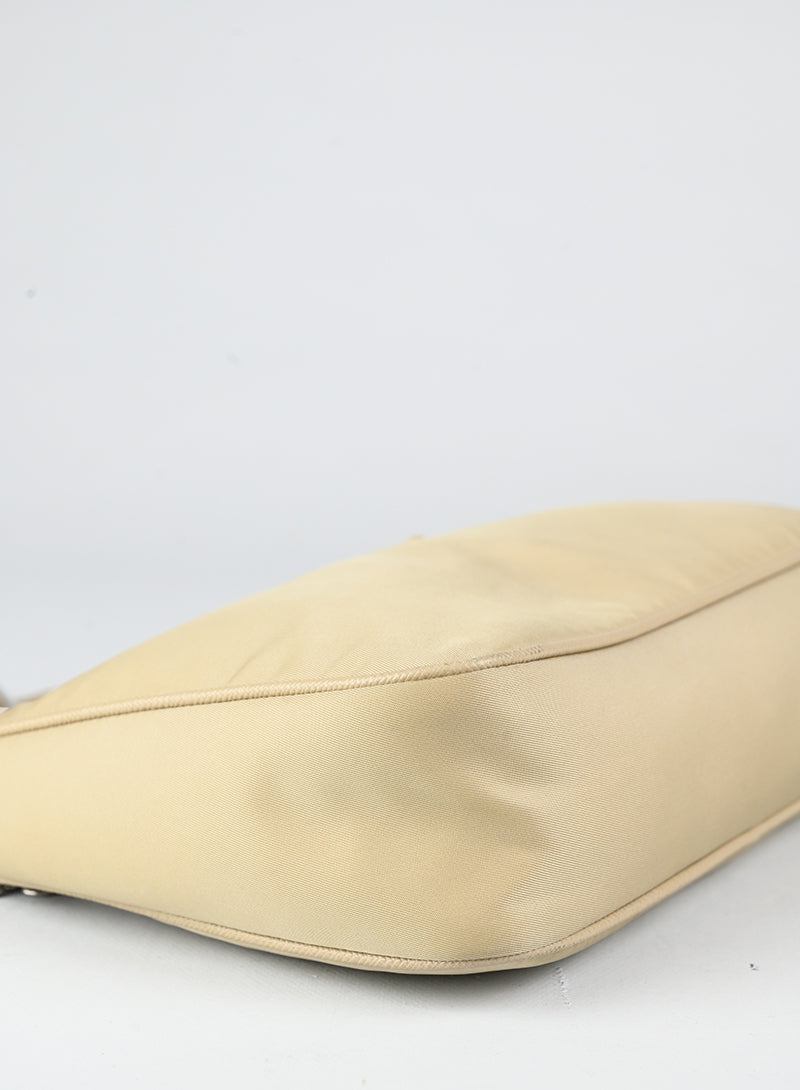 Prada Borsa Re-edition 2005 in nylon beige