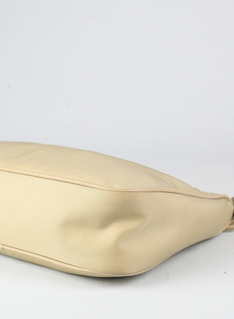 Prada Borsa Re-edition 2005 in nylon beige