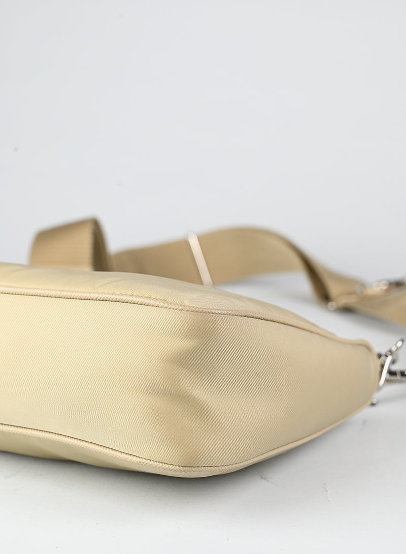 Prada Borsa Re-edition 2005 in nylon beige