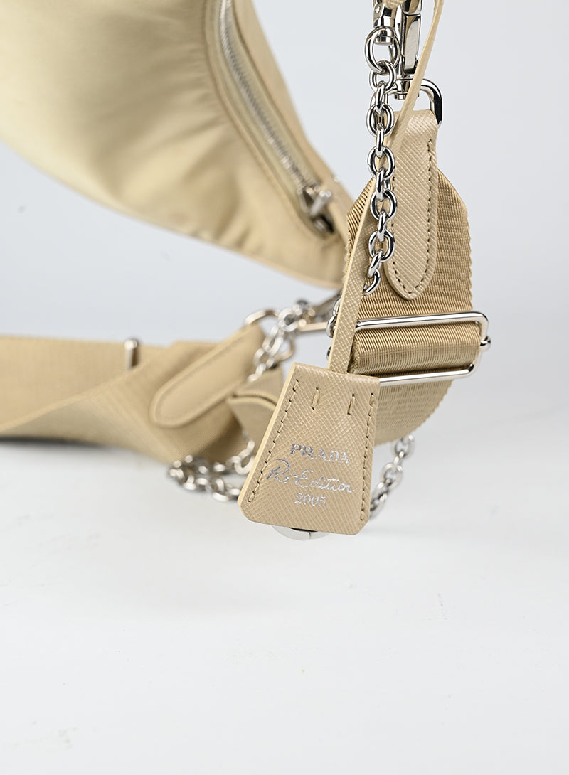 Prada Borsa Re-edition 2005 in nylon beige