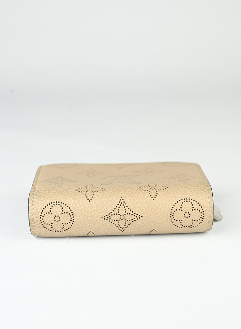 Louis Vuitton Portafogli in pelle beige LV