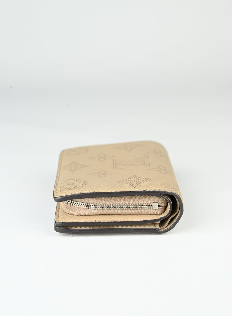 Louis Vuitton Portafogli in pelle beige LV