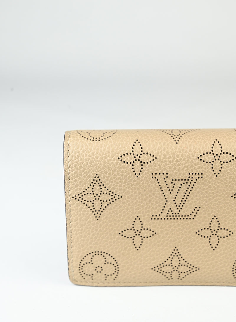 Louis Vuitton Portafogli in pelle beige LV