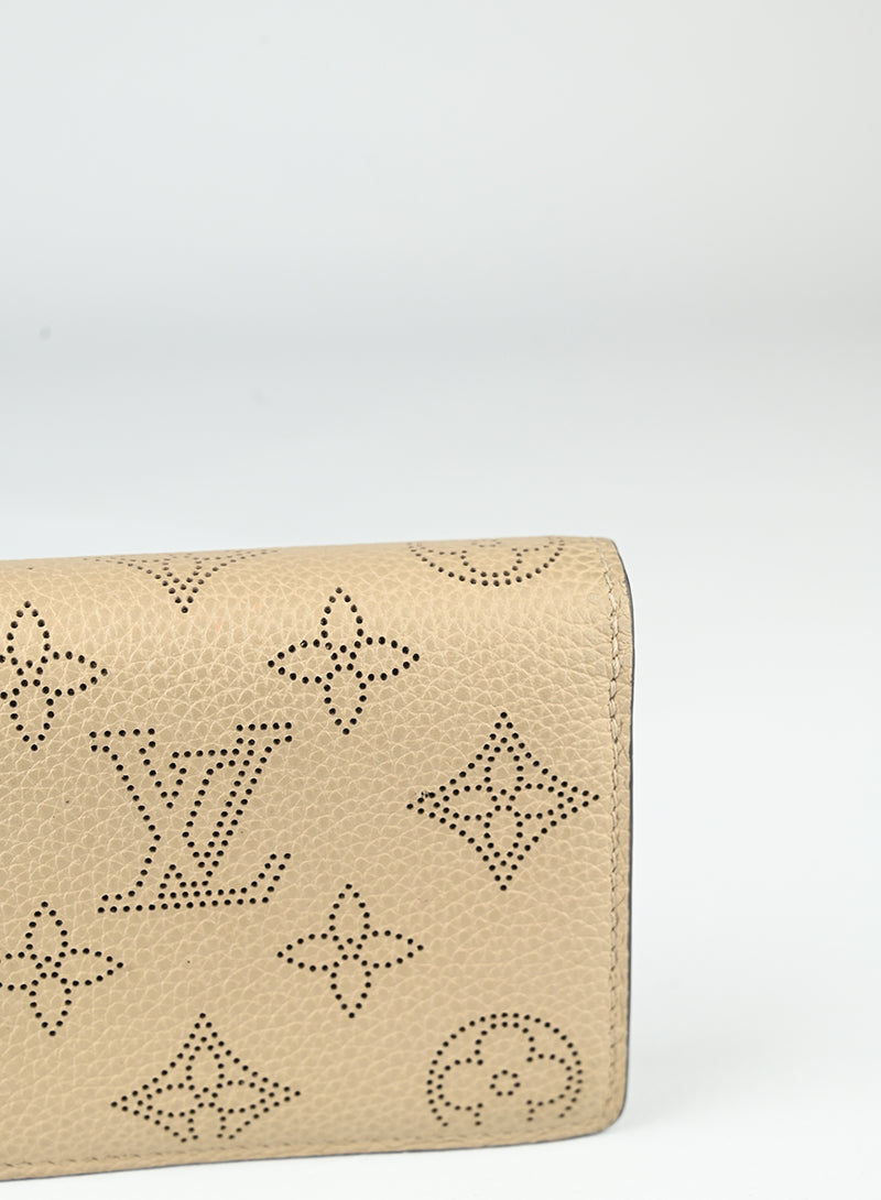 Louis Vuitton Portafogli in pelle beige LV
