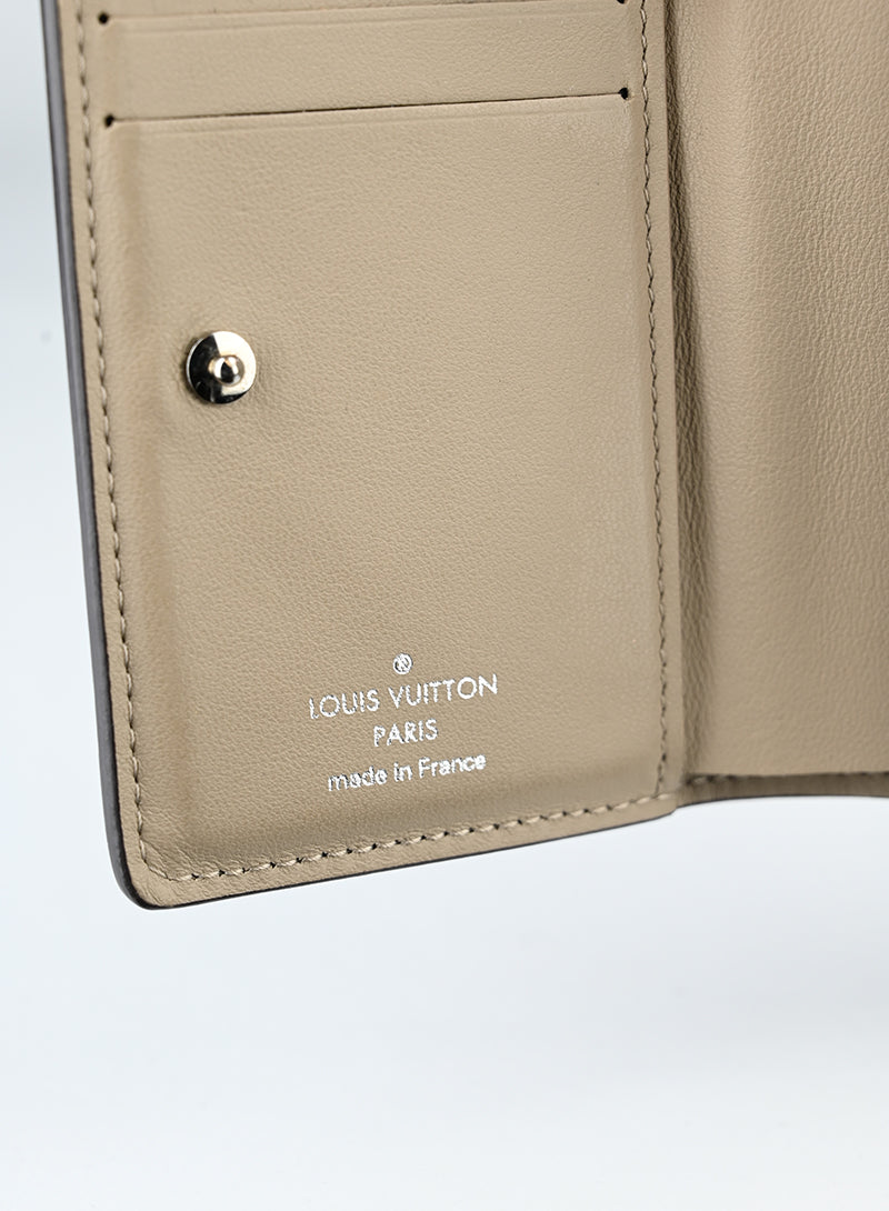Louis Vuitton Portafogli in pelle beige LV