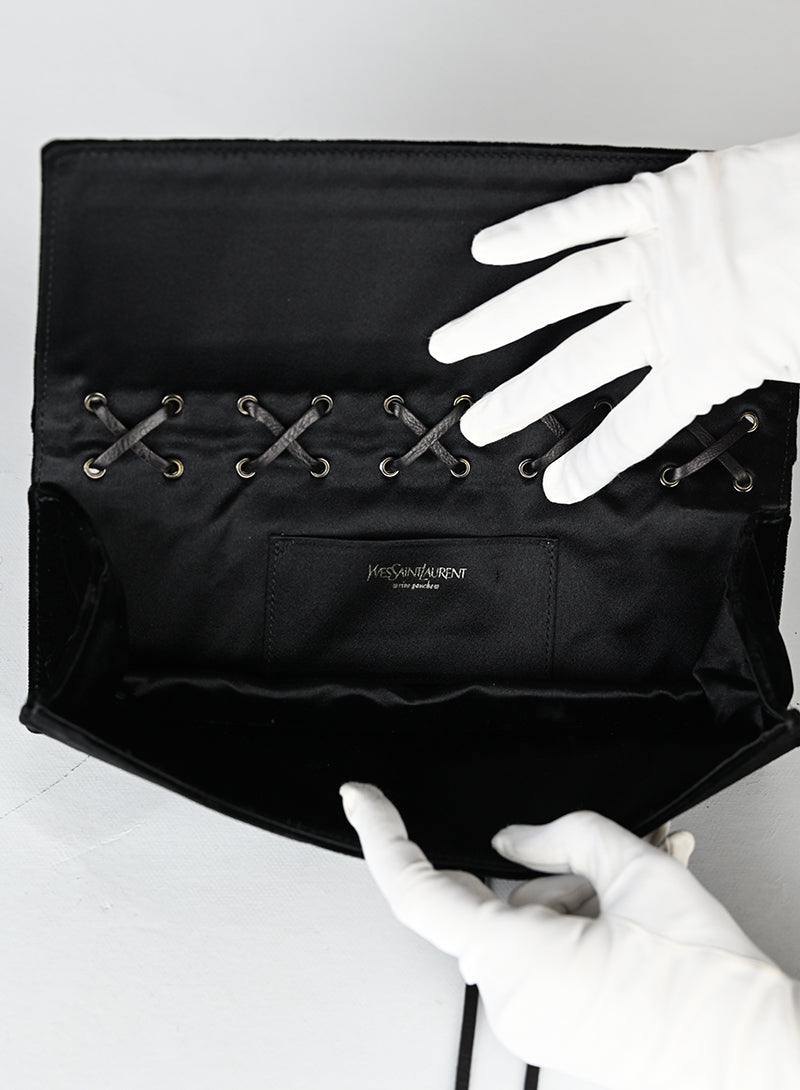 Yves Saint Laurent Pochette in velluto nero