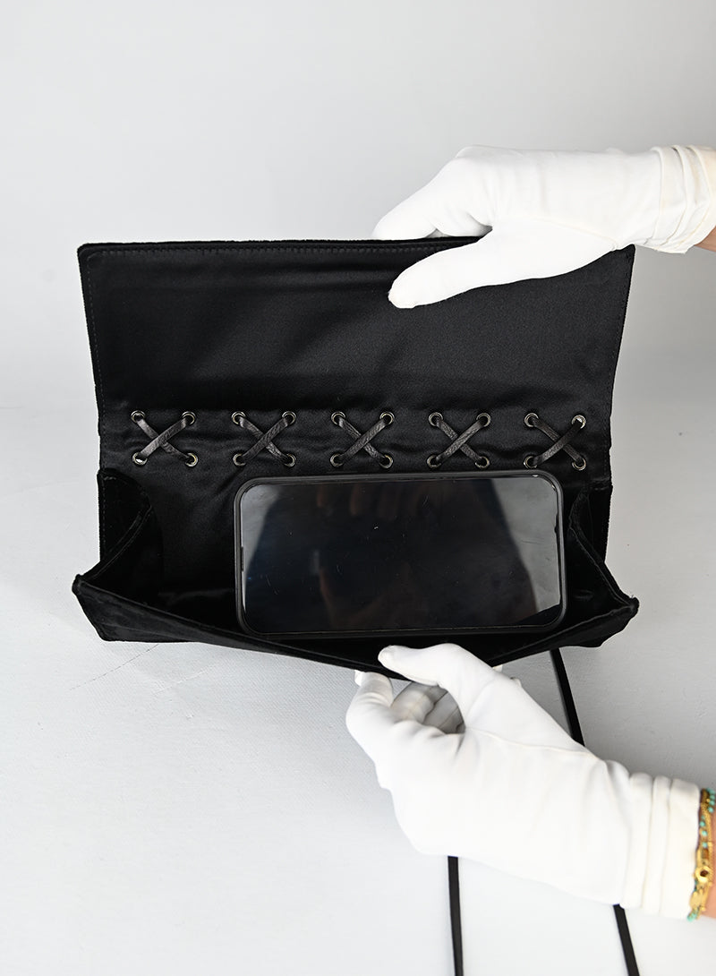 Yves Saint Laurent Pochette in velluto nero