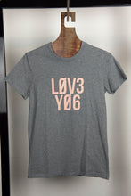 Carica l&#39;immagine nel visualizzatore di Gallery, RED VALENTINO T-shirt grigia stampa scritta rosa - Tg. 42 -  lesleyluxuryvintage
