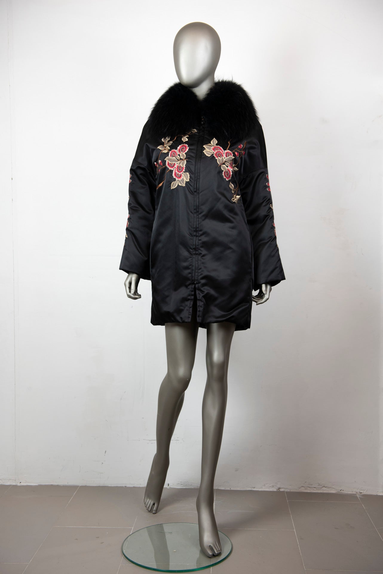 P.A.R.O.S.H. Piumino nero con fiori ricamati e collo pelliccia - Tg. 40 - lesleyluxuryvintage