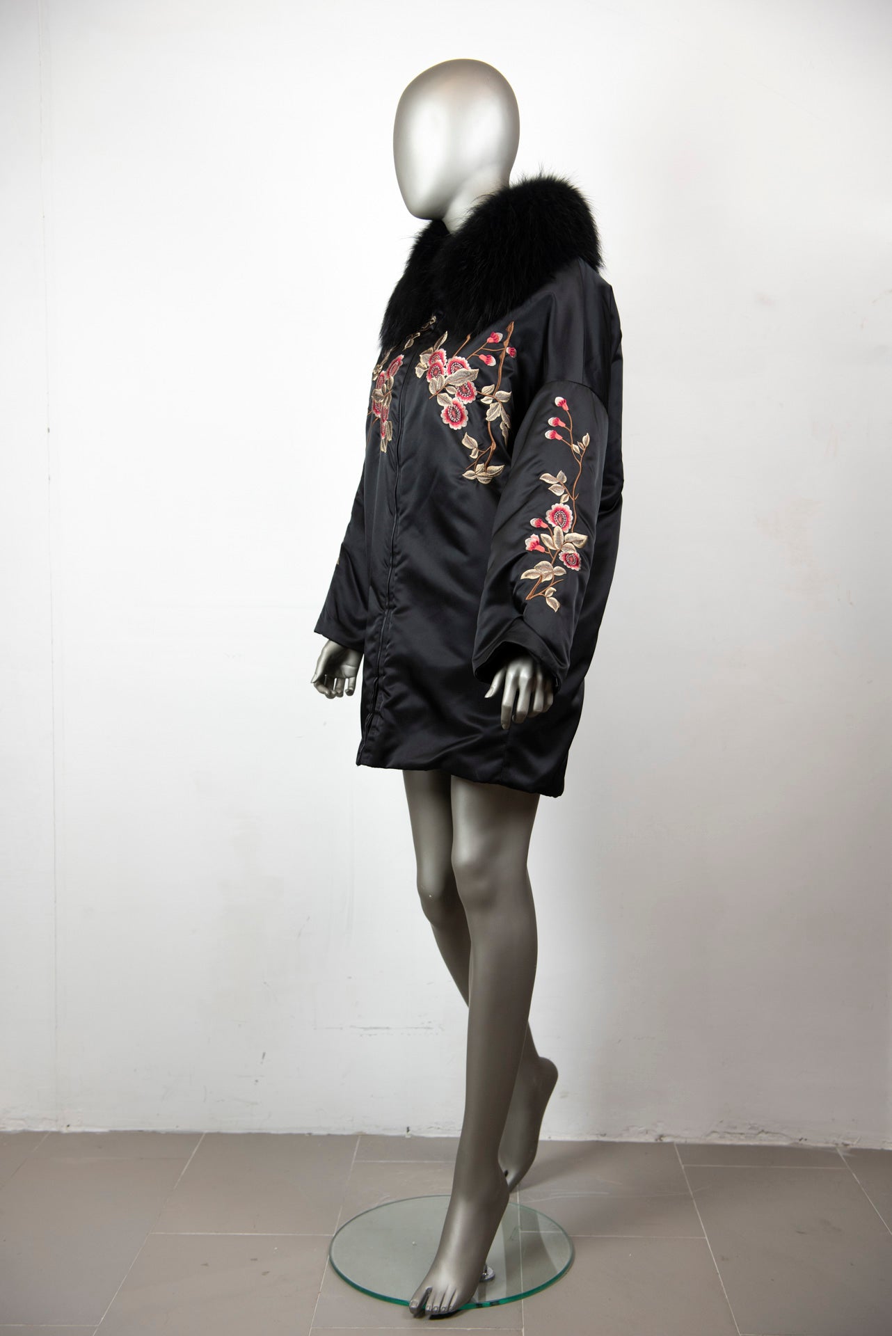 P.A.R.O.S.H. Piumino nero con fiori ricamati e collo pelliccia - Tg. 40 - lesleyluxuryvintage