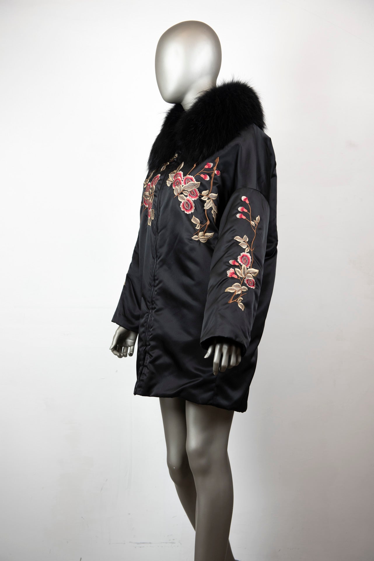 P.A.R.O.S.H. Piumino nero con fiori ricamati e collo pelliccia - Tg. 40 - lesleyluxuryvintage