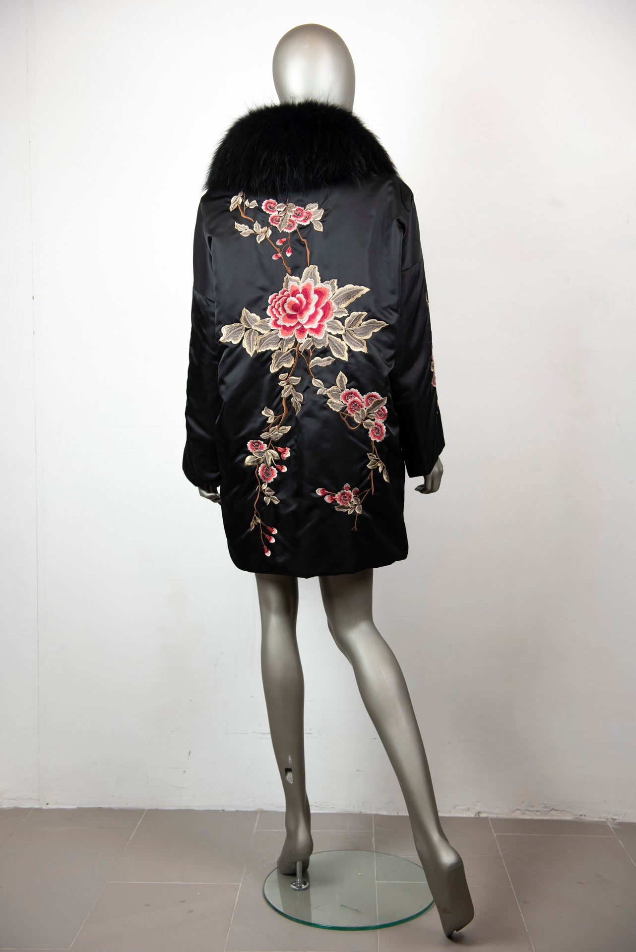 P.A.R.O.S.H. Piumino nero con fiori ricamati e collo pelliccia - Tg. 40 - lesleyluxuryvintage