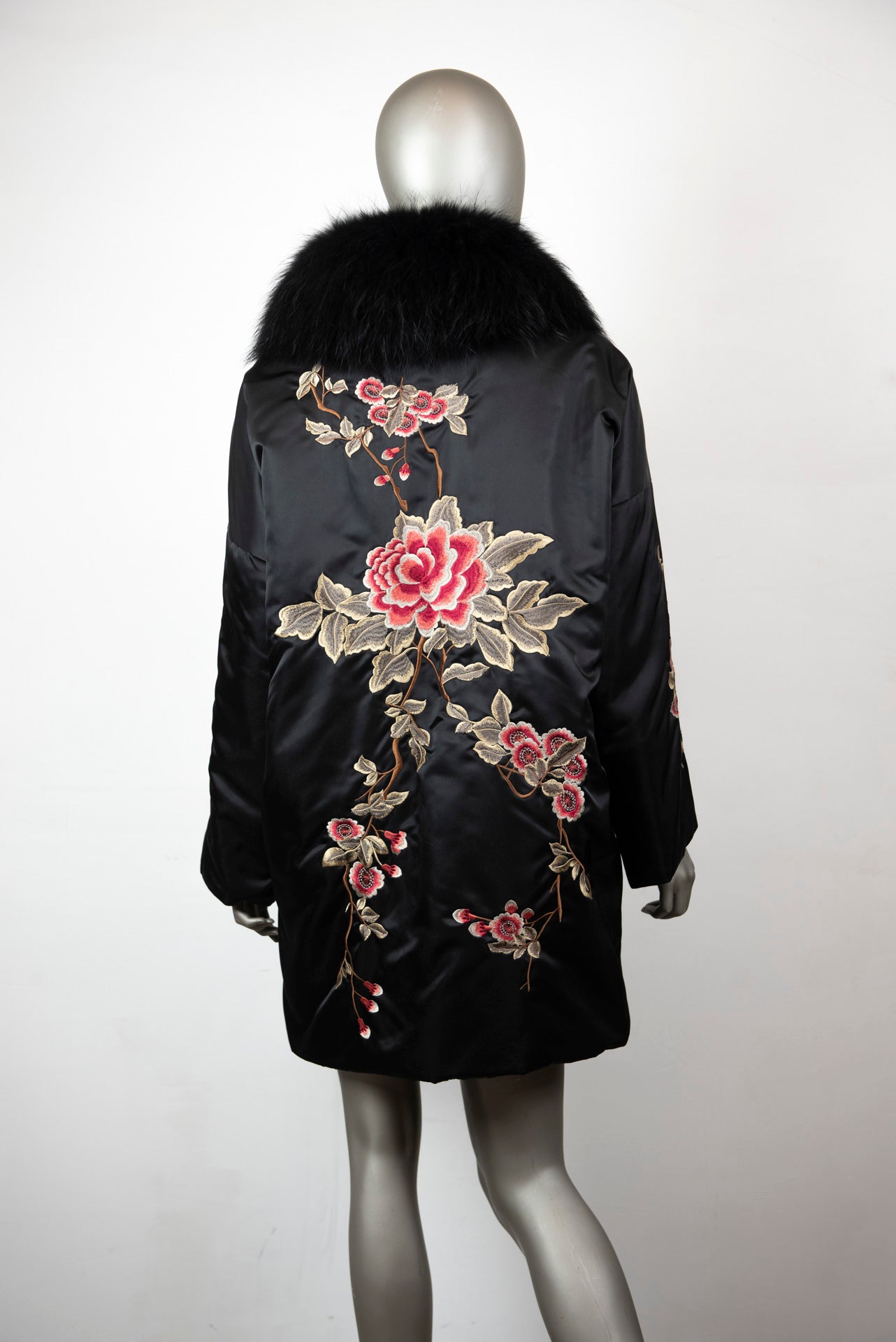 P.A.R.O.S.H. Piumino nero con fiori ricamati e collo pelliccia - Tg. 40 - lesleyluxuryvintage