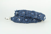 Carica l&#39;immagine nel visualizzatore di Gallery, Fendi Tracolla per borsa in pelle blu con fiori
