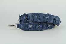 Carica l&#39;immagine nel visualizzatore di Gallery, Fendi Tracolla per borsa in pelle blu con fiori
