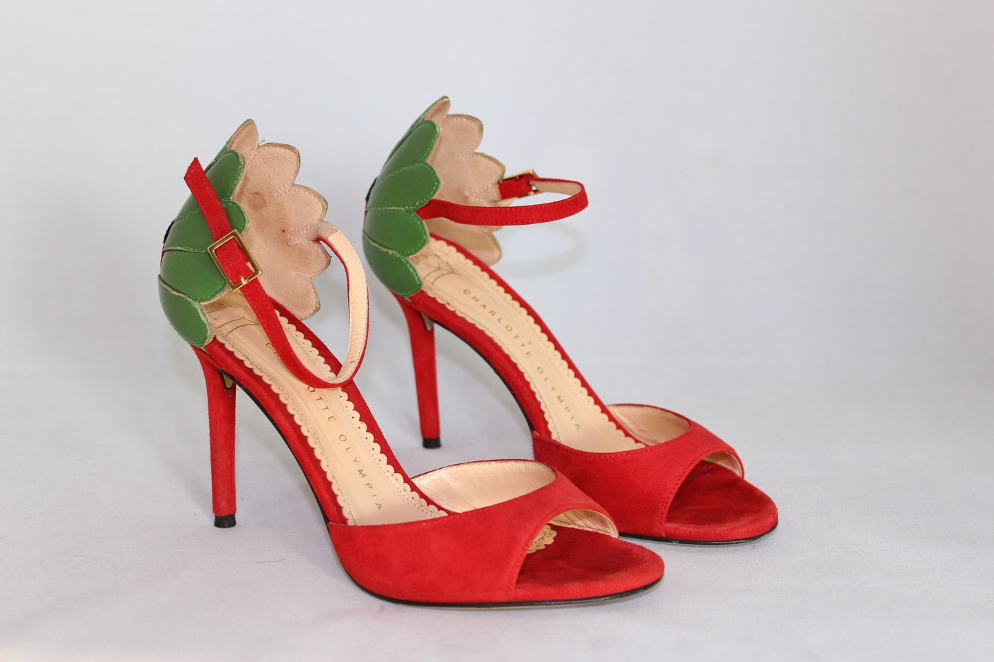 Charlotte Olympia Sandali rossi in camoscio dettaglio coccinella - N. 36 - lesleyluxuryvintage
