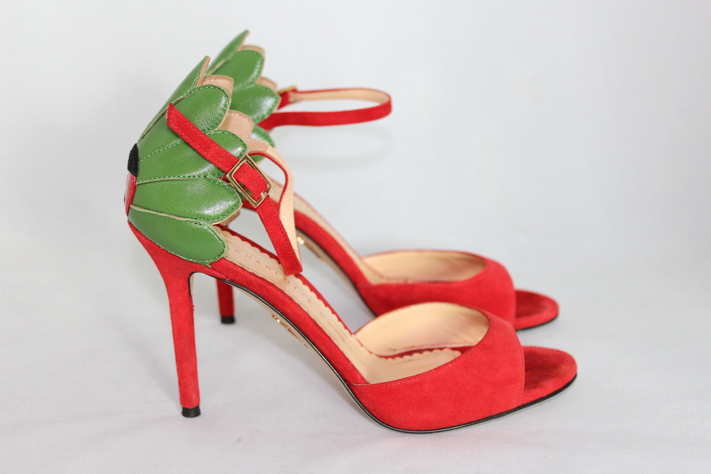 Charlotte Olympia Sandali rossi in camoscio dettaglio coccinella - N. 36 - lesleyluxuryvintage