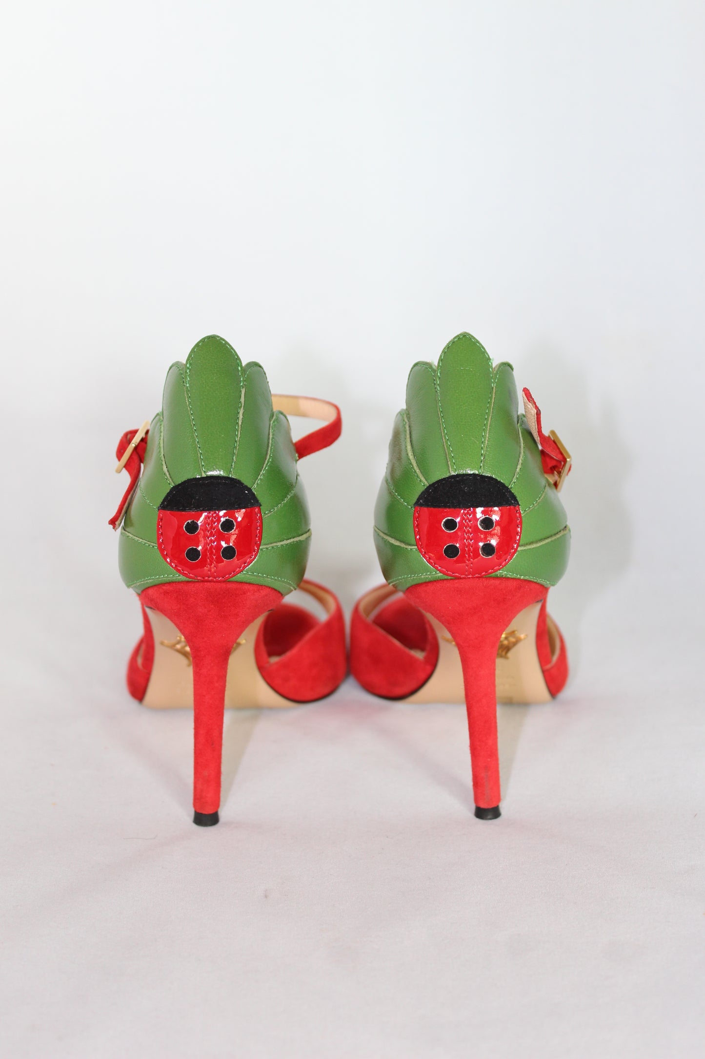 Charlotte Olympia Sandali rossi in camoscio dettaglio coccinella - N. 36 - lesleyluxuryvintage