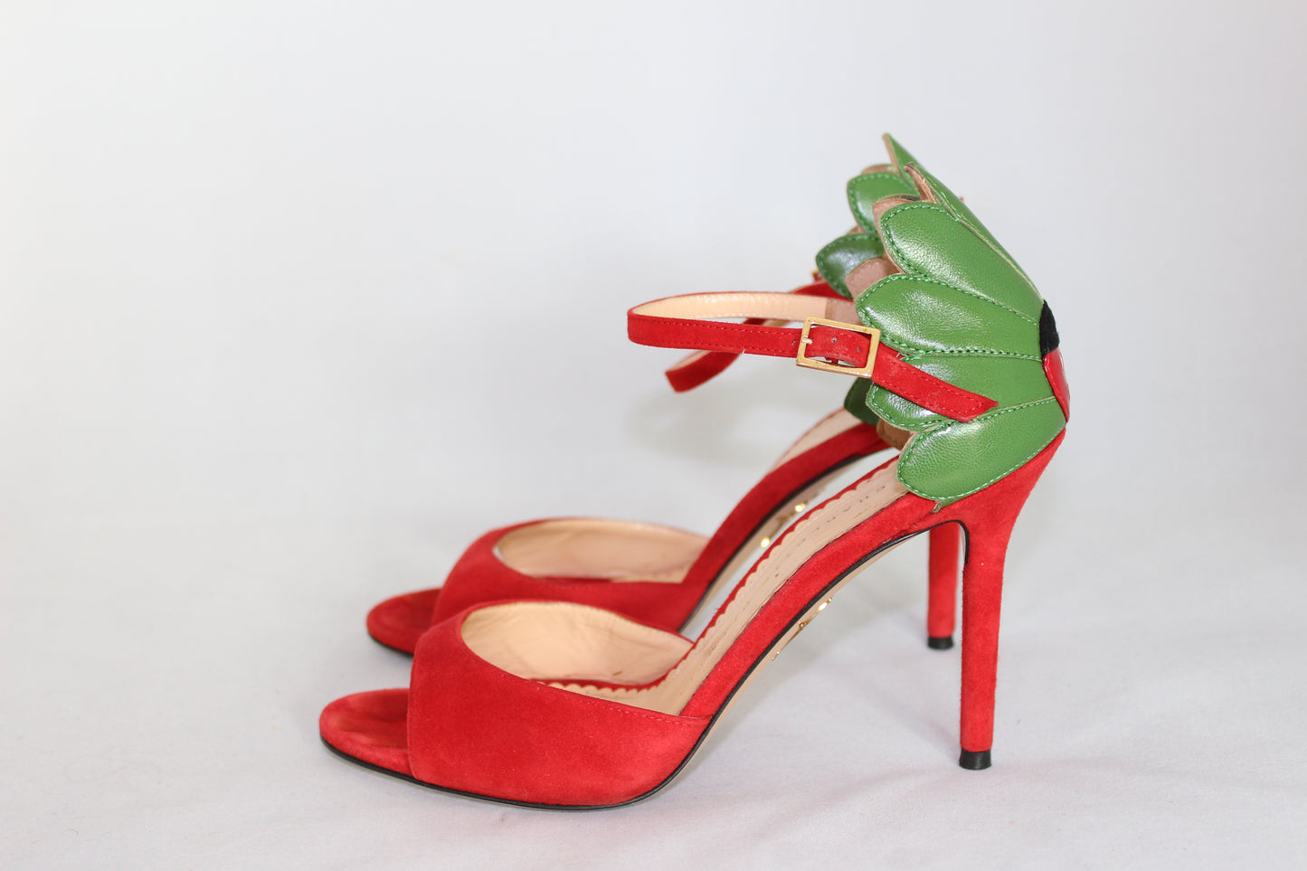 Charlotte Olympia Sandali rossi in camoscio dettaglio coccinella - N. 36 - lesleyluxuryvintage