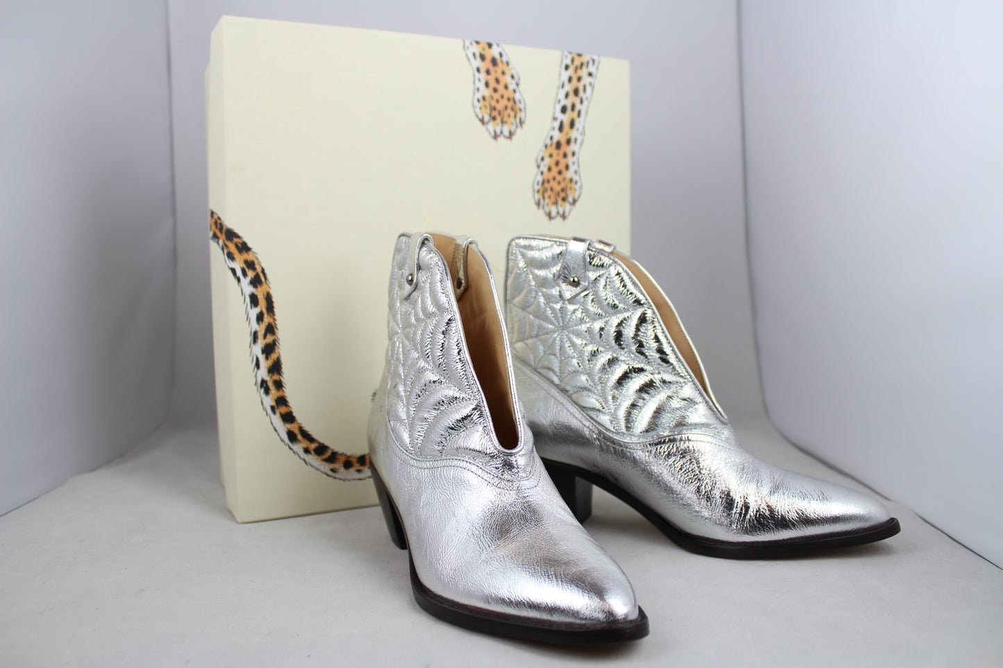 Charlotte Olympia Stivaletti texani argento - N. 36 ½ - lesleyluxuryvintage