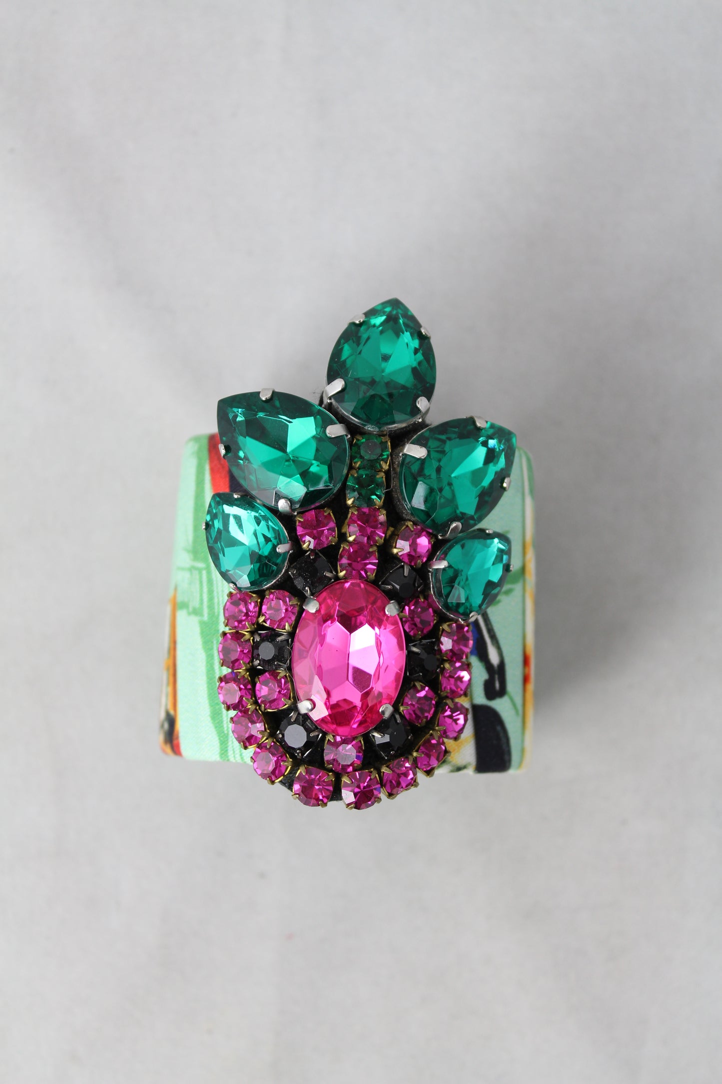 Stella Jean Bracciale rigido in tessuto verde con pietre - lesleyluxuryvintage