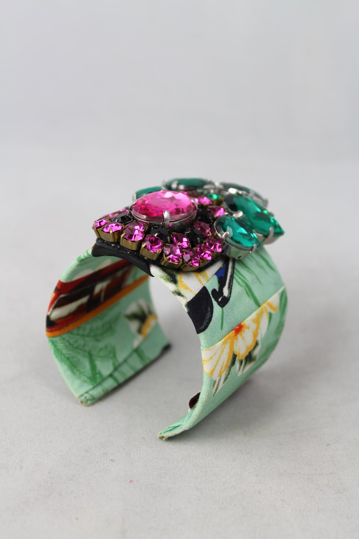 Stella Jean Bracciale rigido in tessuto verde con pietre - lesleyluxuryvintage