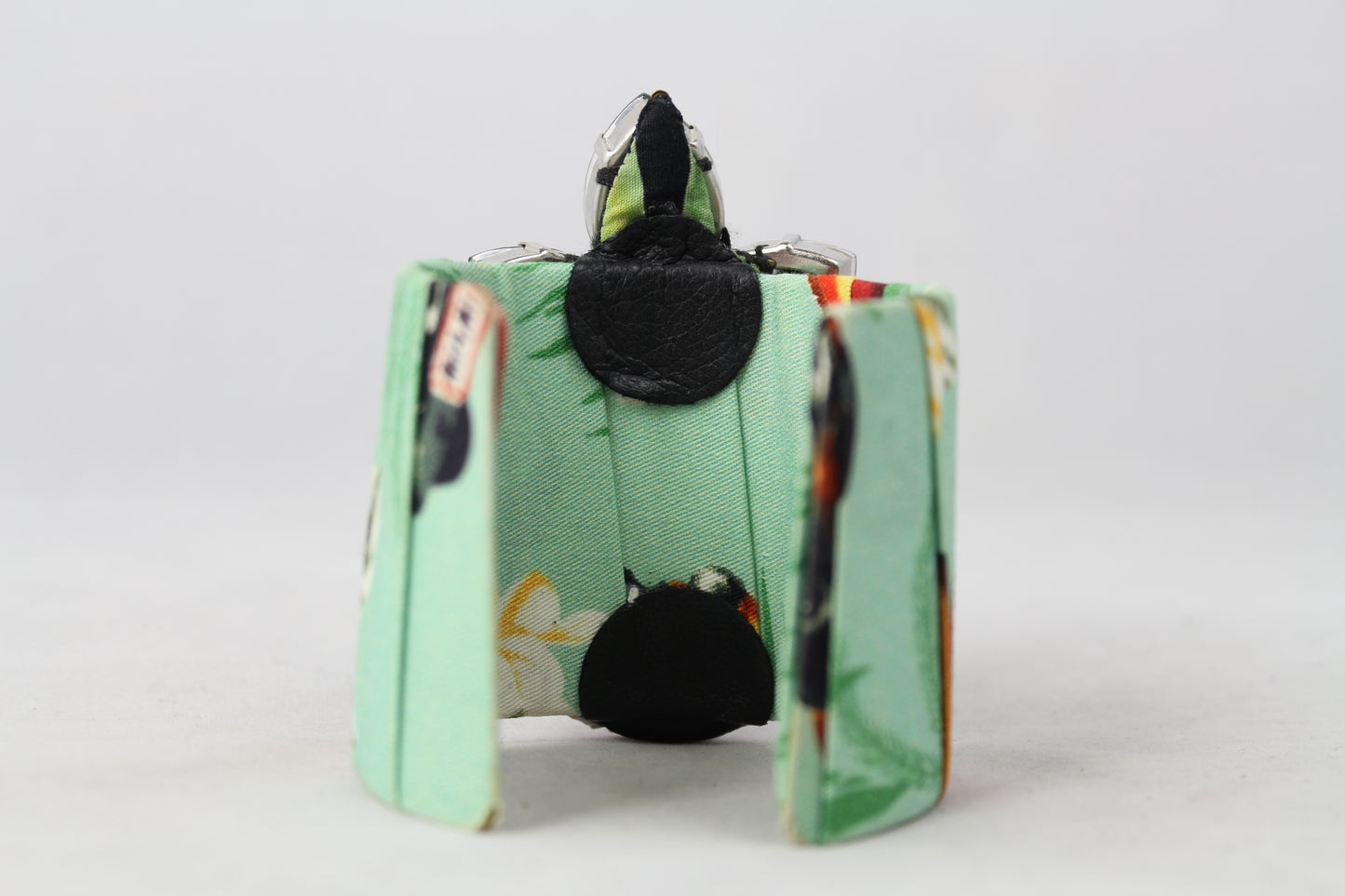 Stella Jean Bracciale rigido in tessuto verde con pietre - lesleyluxuryvintage