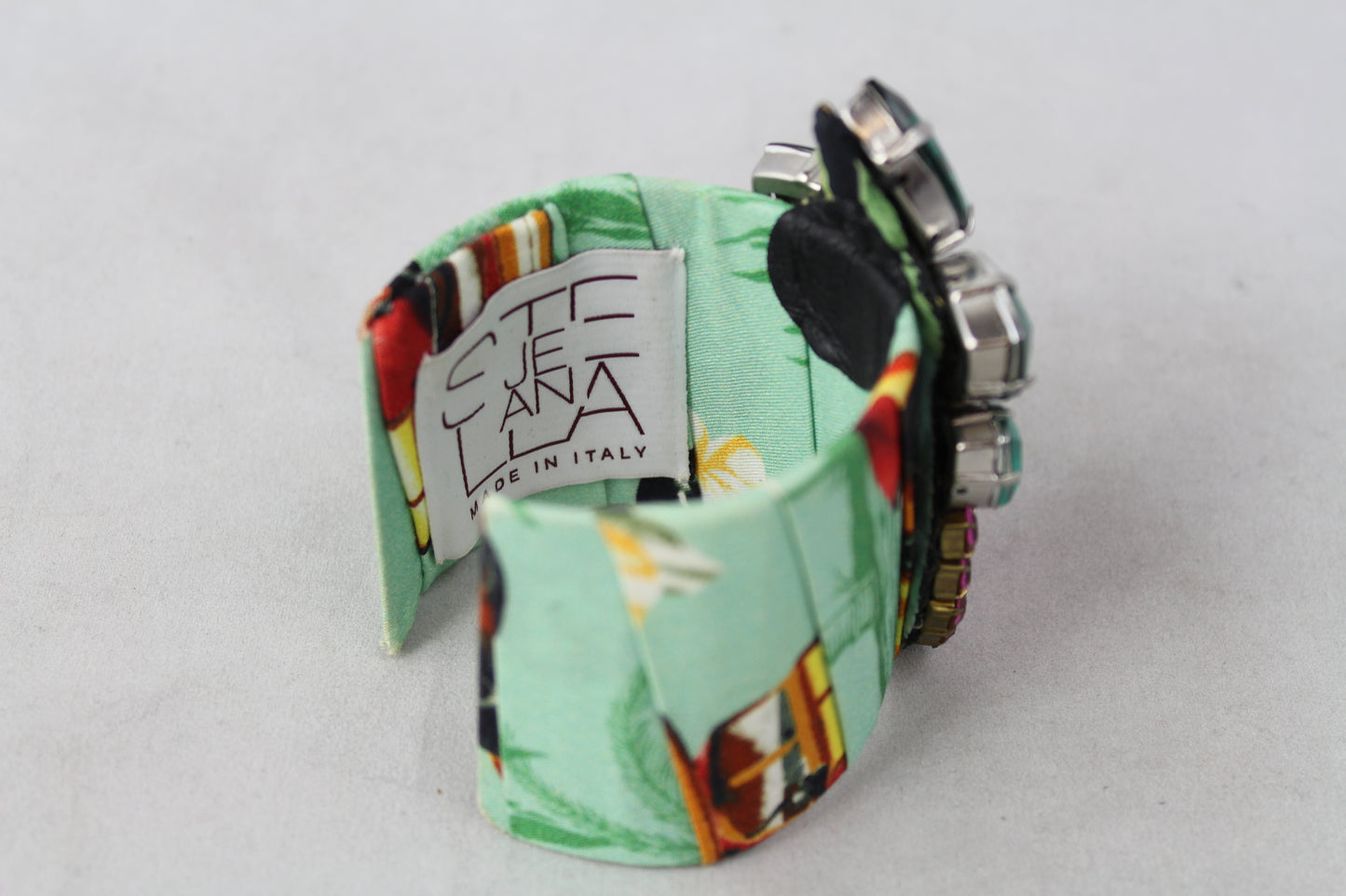 Stella Jean Bracciale rigido in tessuto verde con pietre - lesleyluxuryvintage