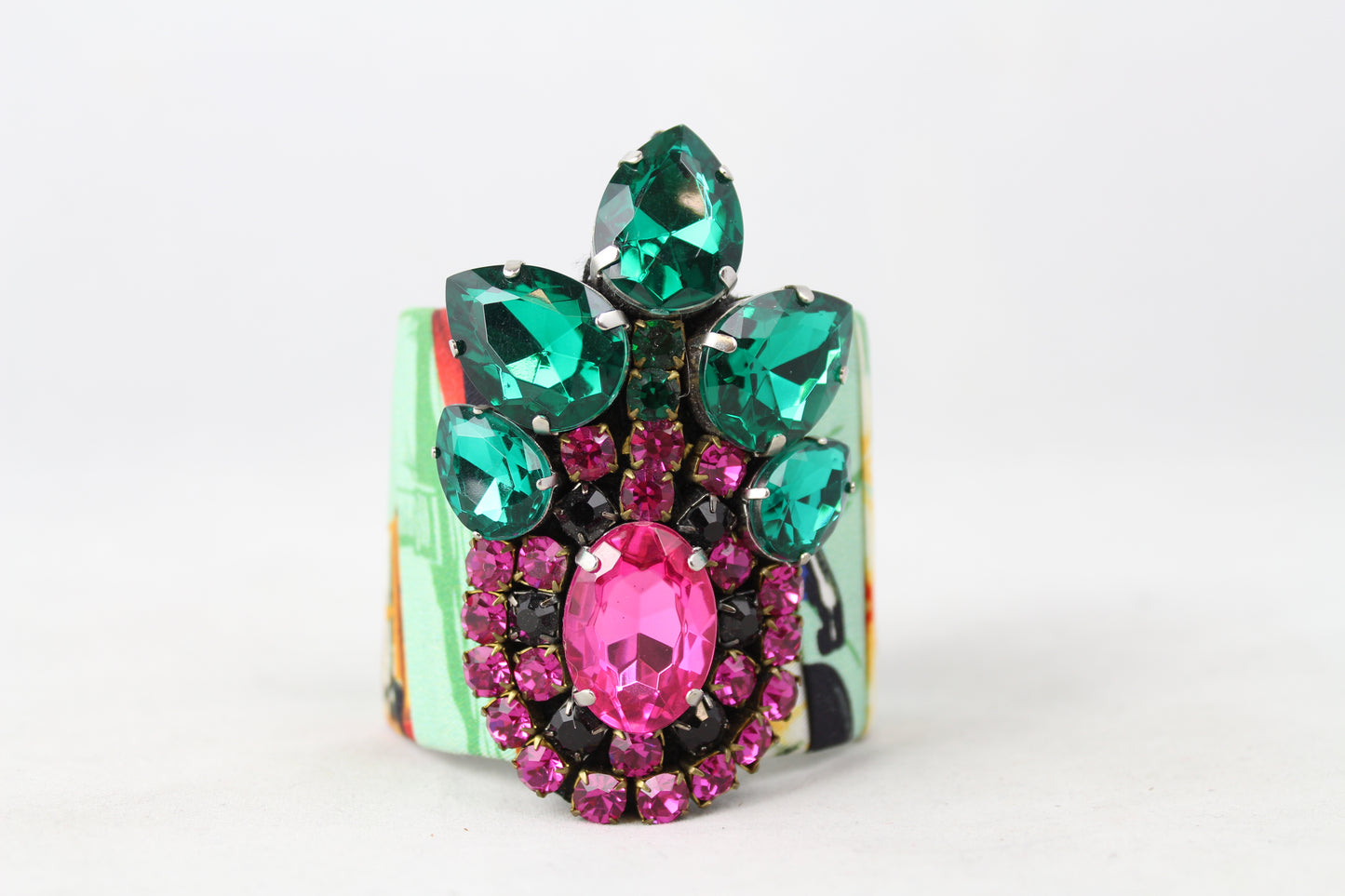 Stella Jean Bracciale rigido in tessuto verde con pietre - lesleyluxuryvintage