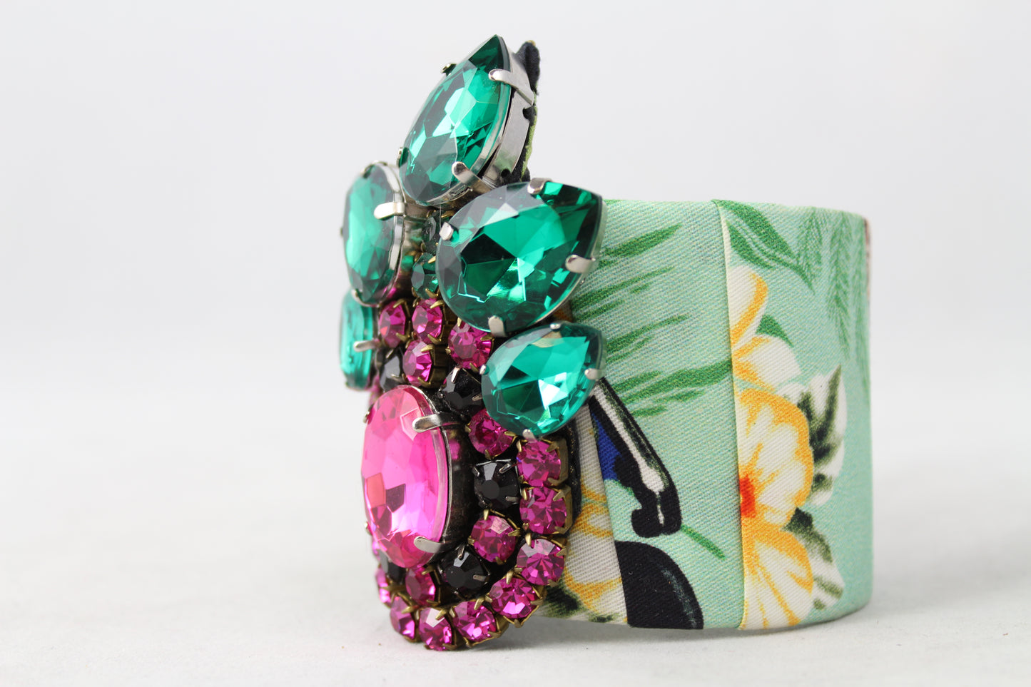 Stella Jean Bracciale rigido in tessuto verde con pietre - lesleyluxuryvintage