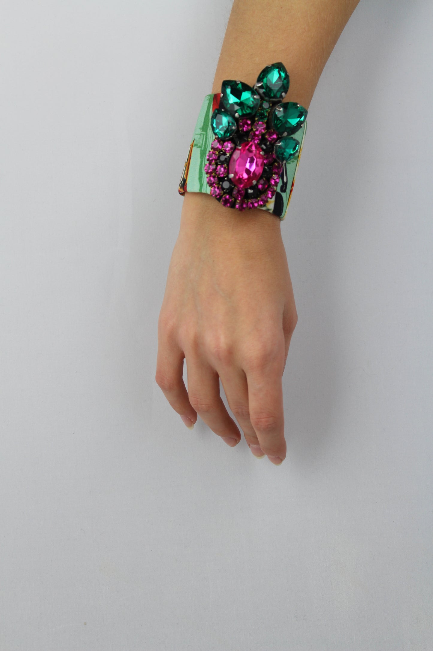 Stella Jean Bracciale rigido in tessuto verde con pietre - lesleyluxuryvintage